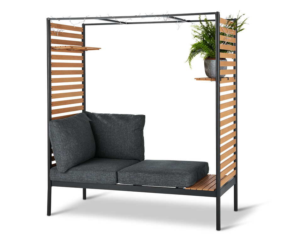 Černý kovový zahradní louge »Elin« s flexibilními sedacími prvky, závěsnými regály a šedými polštáři.