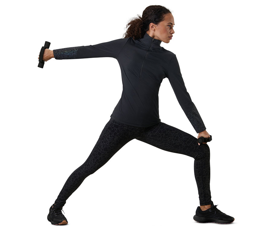 Žena drží v rukou 2 bežecké a gymnastické činky a stojí na bílém pozadí.