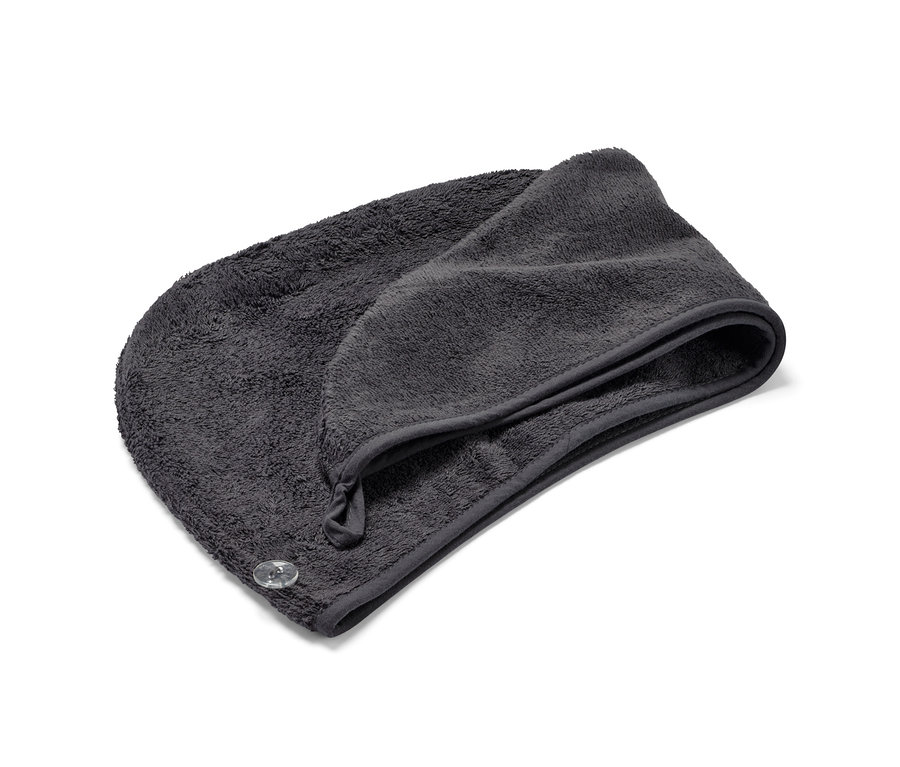 Antracitový ručníkový turban leží složený na bílém pozadí.