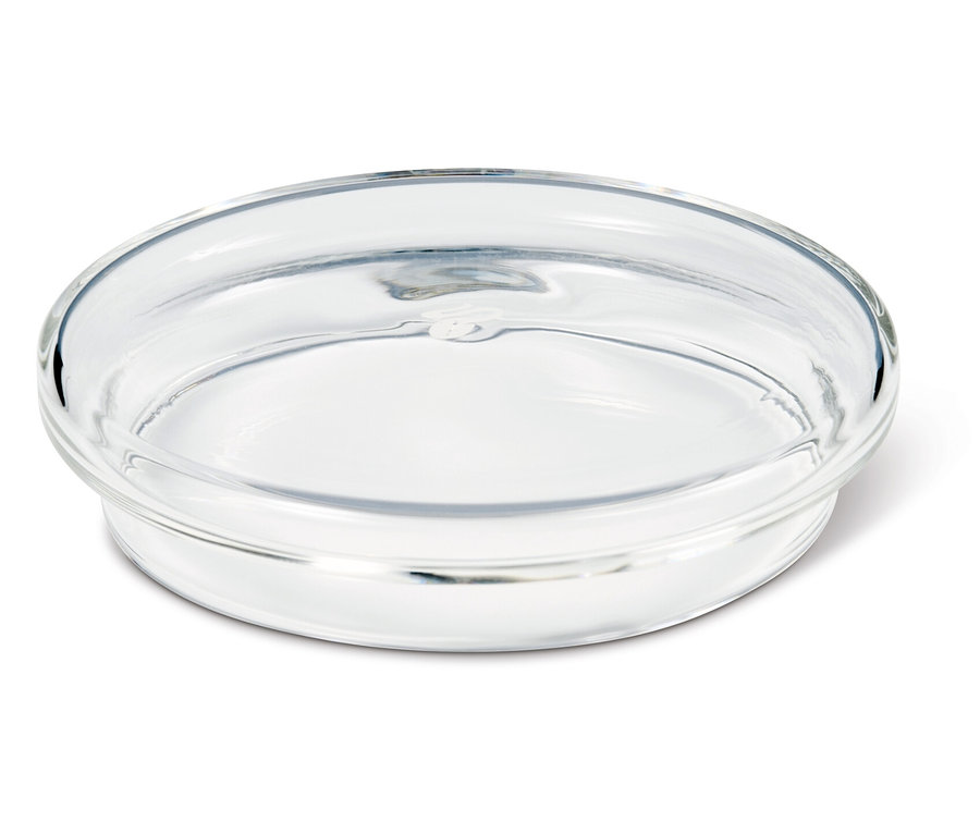 Prázdná skleněná konvice na kávu na bílém pozadí.