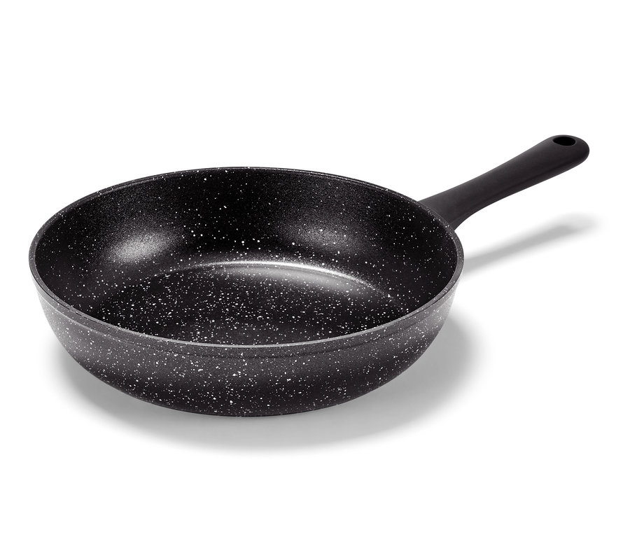 Černá pánev Profi v kamenném vzhledu o průměru 28 cm.