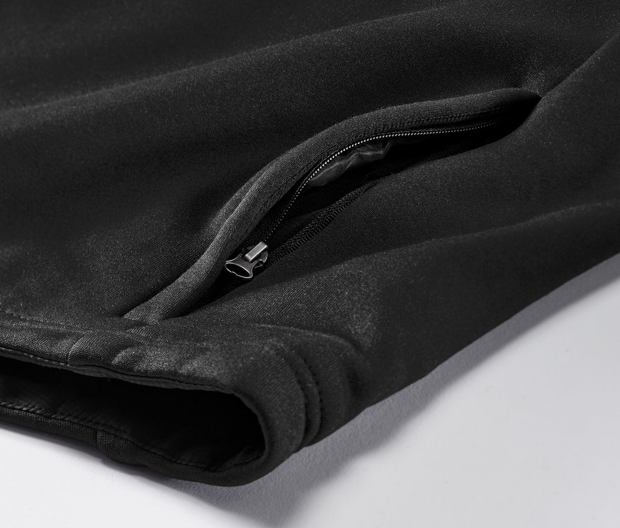Detail černé termovesty s kapsou na zip.