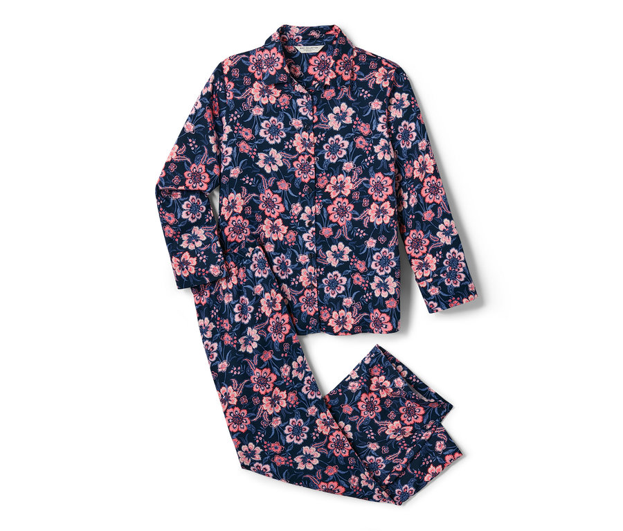 Tkané pyžamo s květinovým vzorem.