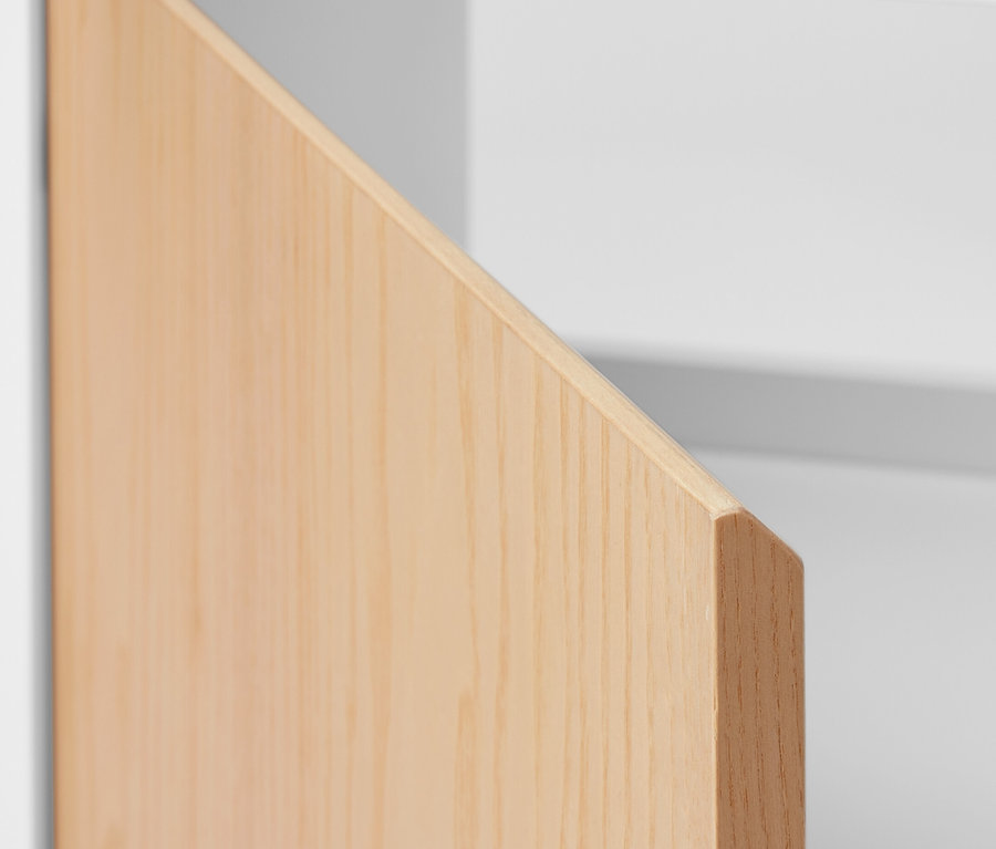 Detail skříňky pod umyvadlo s dvířky a bočním prostorem.