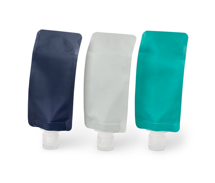 Tři doplňovatelné cestovní lahve v modré, šedé a tyrkysové barvě.