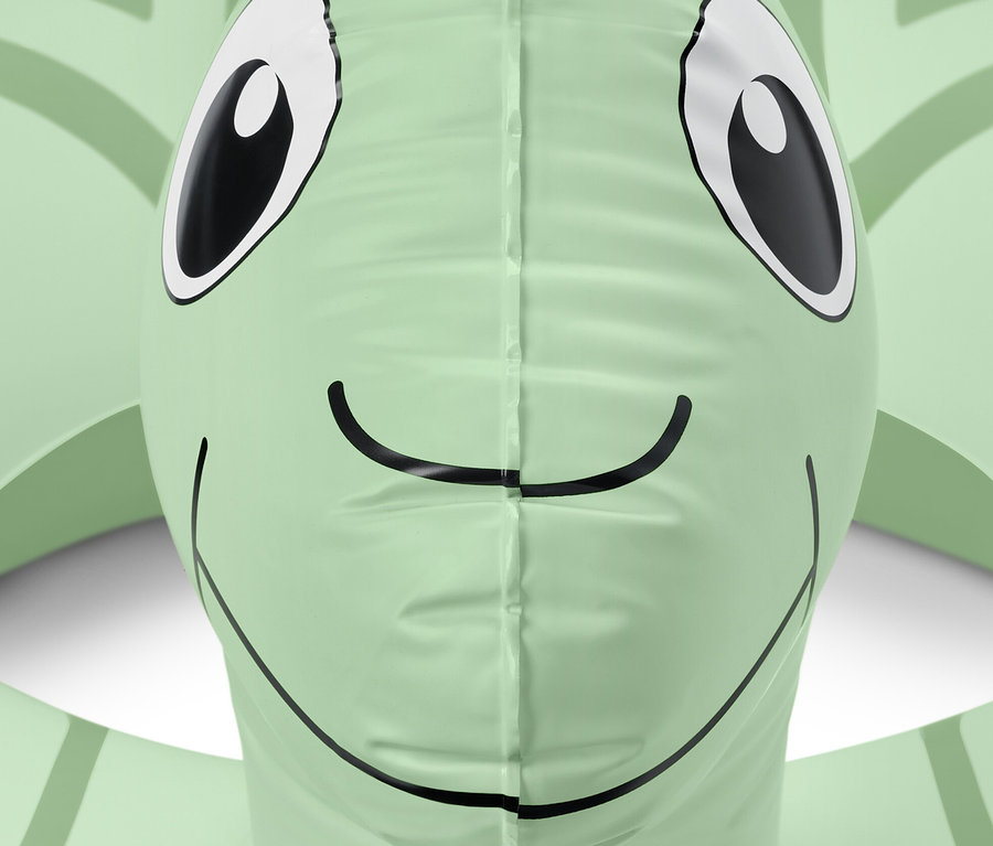 Detail zeleného plavacího kruhu Želva s očima a úsměvem.