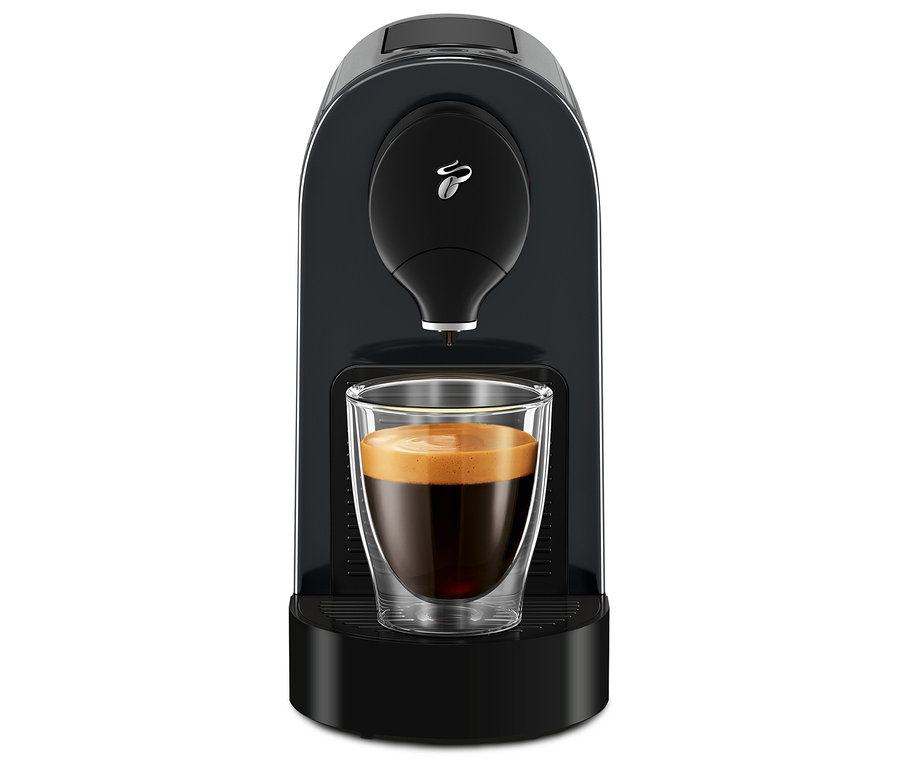 Černý kávovar Cafissimo pure+ s šálkem kávy.