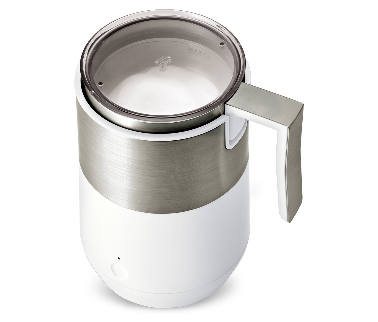 Detail indukčního napěňovače mléka, krémově bílého a bílého, s nerezovým pruhem uprostřed.