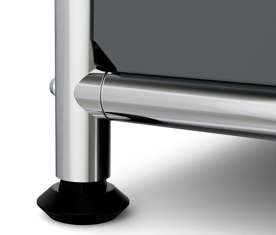 Detail šedé kovové komody »CN3« s dřevěnou deskou, ukazující nohu.