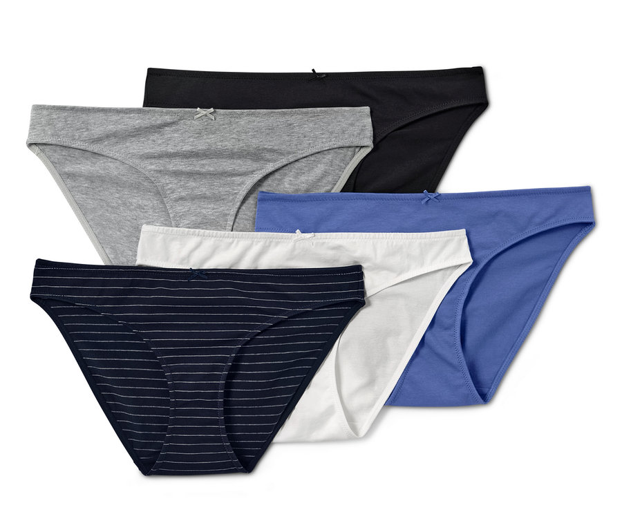 Pět kalhotek různých barev a vzorů, včetně proužkovaných.