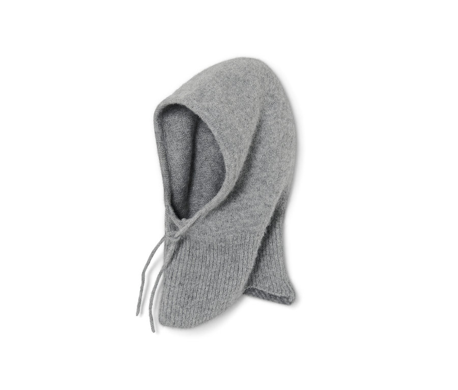 Šedá pletená kapuce s límcem.