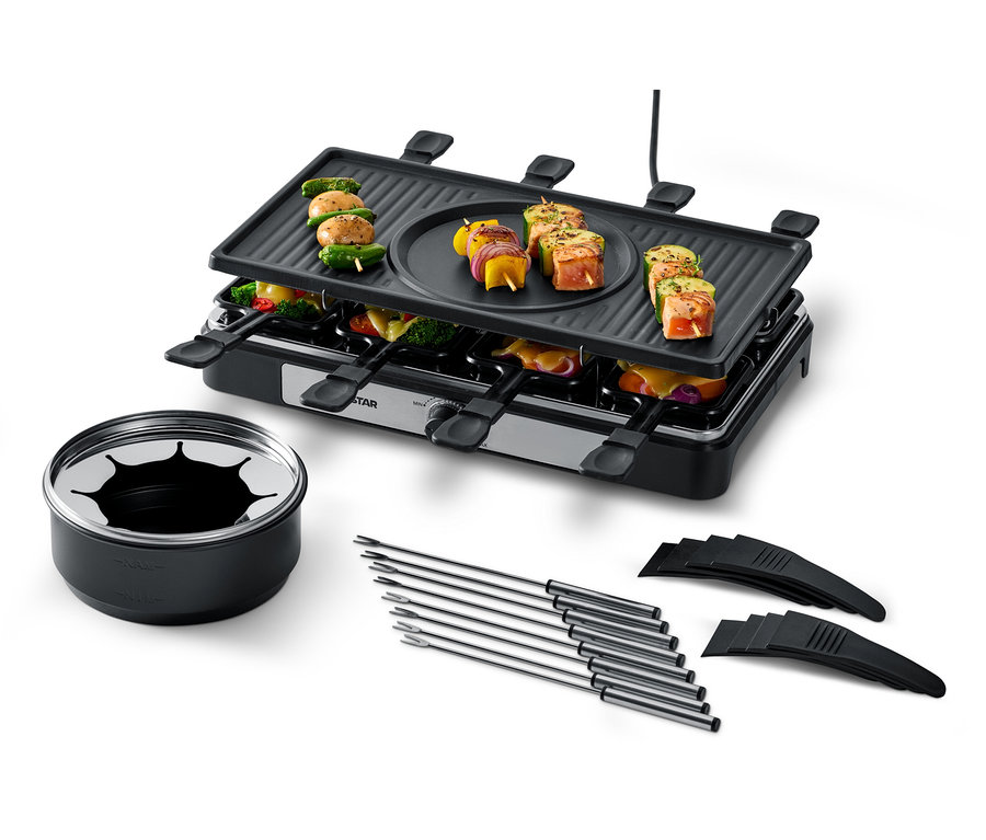 2-v-1 raclette a fondue s napíchnutými potravinami na grilu a v pánvích.