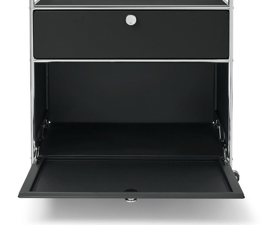 Detail kovové komody »CN3« s 1 zásuvkou a 1 výklopnými dvířky, dvířka jsou otevřená.