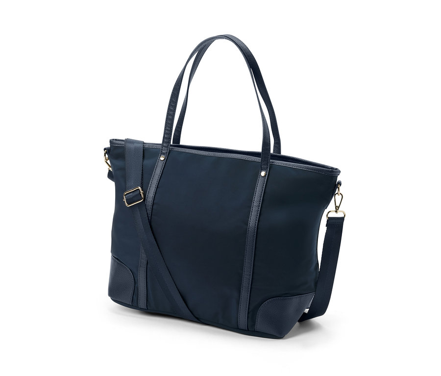 Tmavě modrá nákupní taška s držadly a ramenním popruhem.