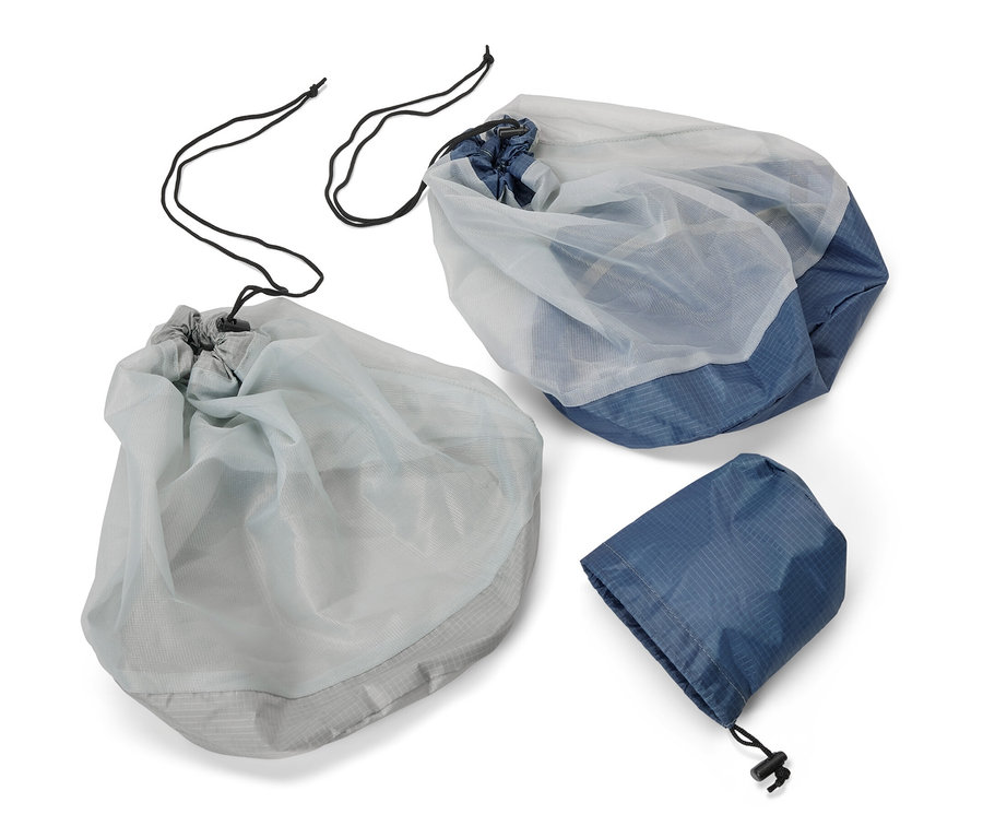 Dva outdoorové síťované sáčky a jeden srolovaný sáček.