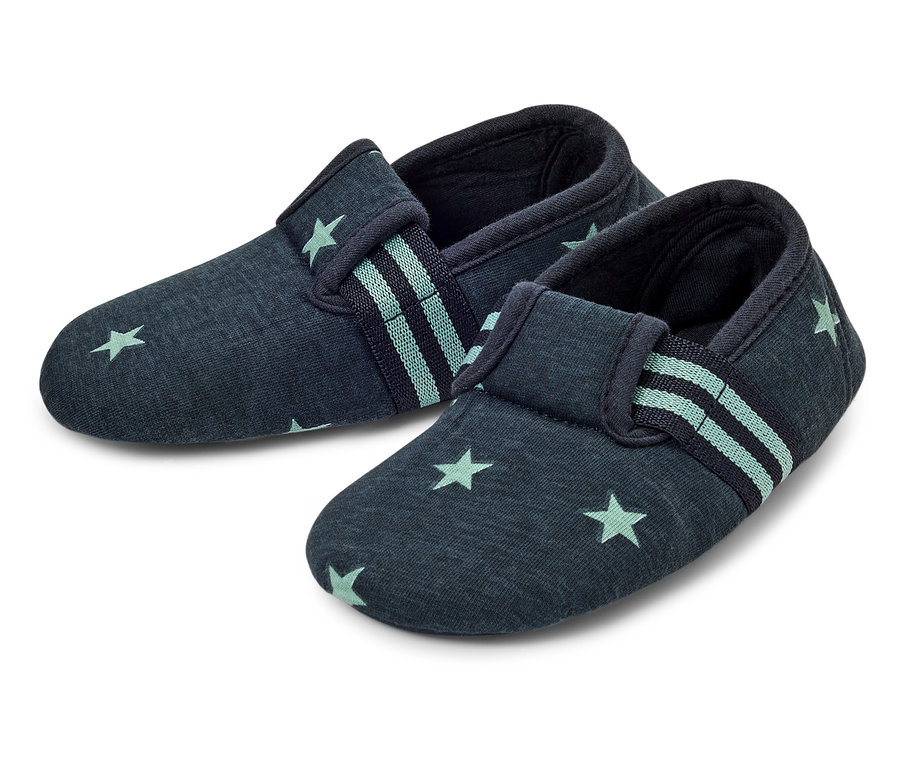 Dva modré látkové capáčky s hvězdami a pruhy.