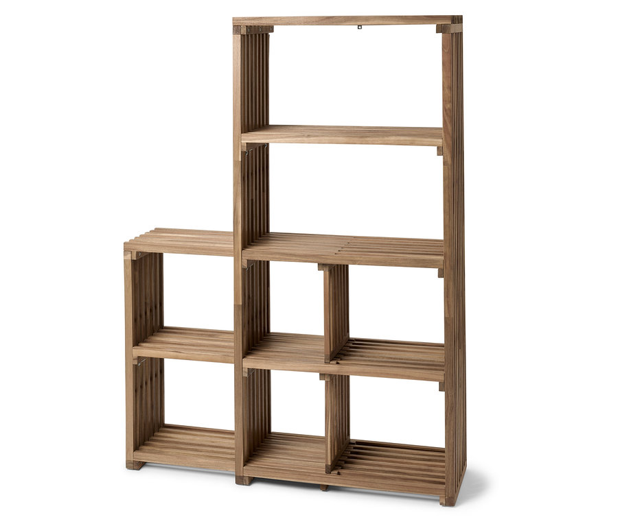 Dřevěný regál s několika policemi a přihrádkami.