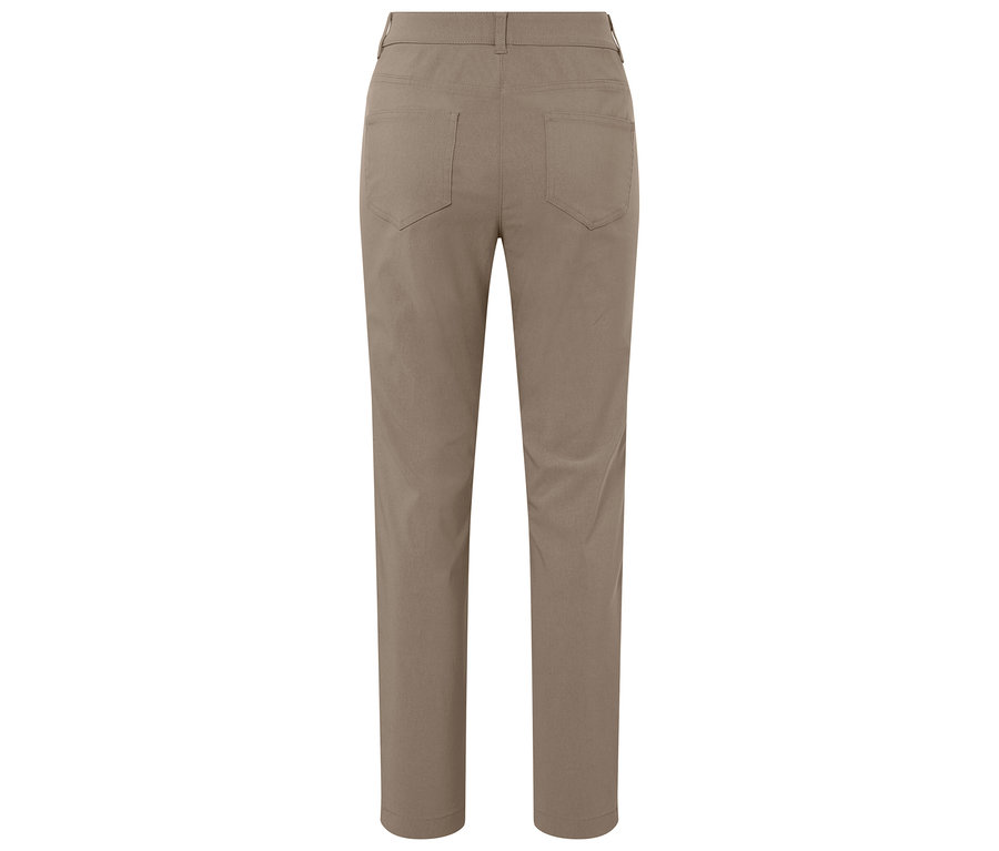 Pohled zezadu na béžové kalhoty.