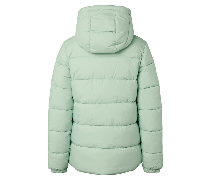 Zadní pohled na světle zelenou prošívanou bundu s kapucí.