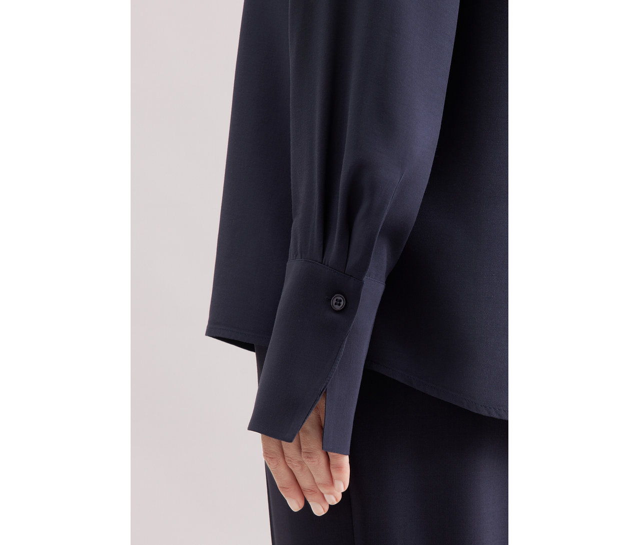 Detailní pohled na tmavě modrou tuniku Seidensticker z viskózy, zobrazující rukáv a část trupu.