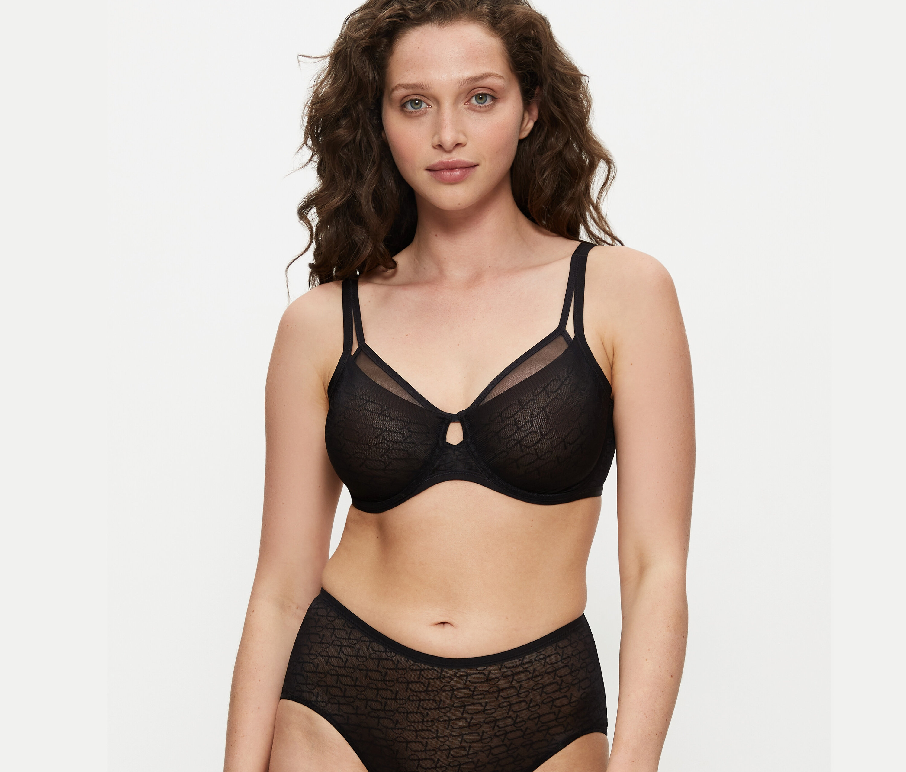 Žena má na sobě černou zmenšující podprsenku Triumph Signature Sheer.