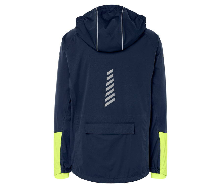 Detail zadní strany cyklistické bundy do deště v tmavě modré barvě s kapucí a žlutými rukávy.