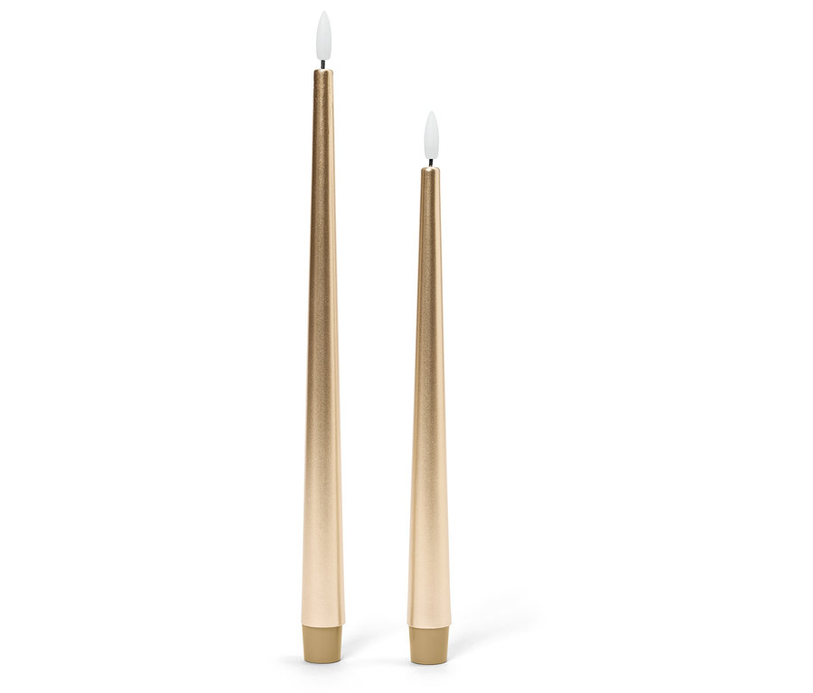 Dvě zlaté kuželové svíčky různých výšek s bílým plamenem.