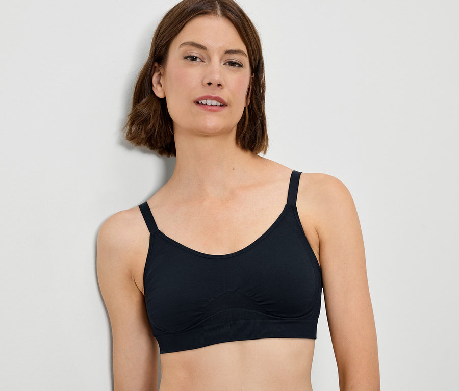 Žena má na sobě černou podprsenku.