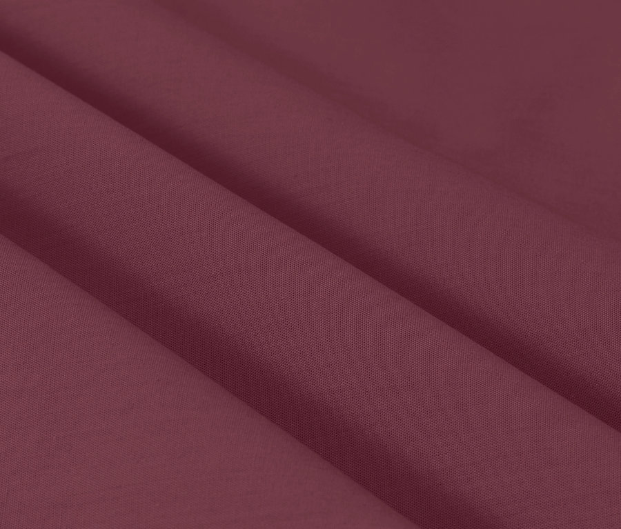 Detailní záběr na texturu látky v odstínu burgundy.