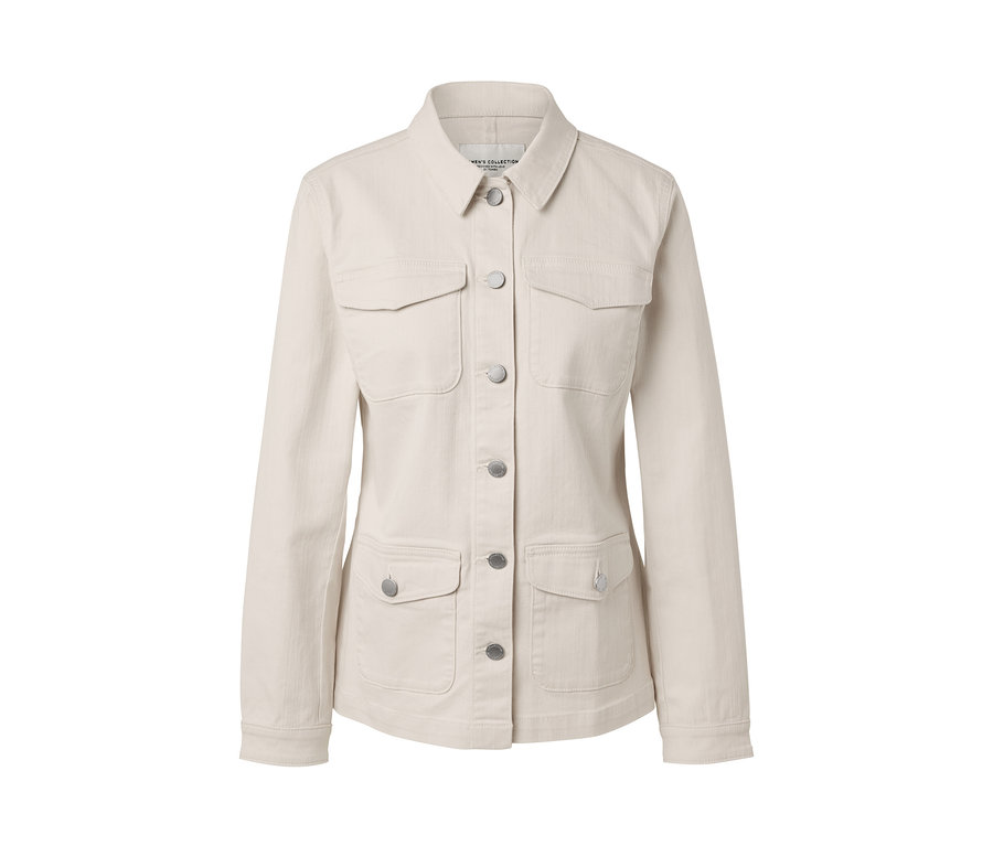 Krémová džínová bunda s cargo kapsami a knoflíky.