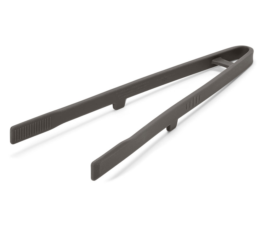 Šedé kuchyňské kleště na bílém pozadí.