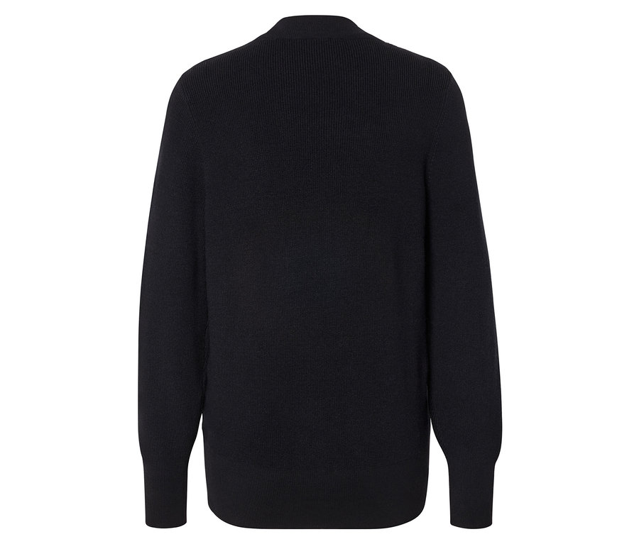 Detail zadní strany černého svetru.