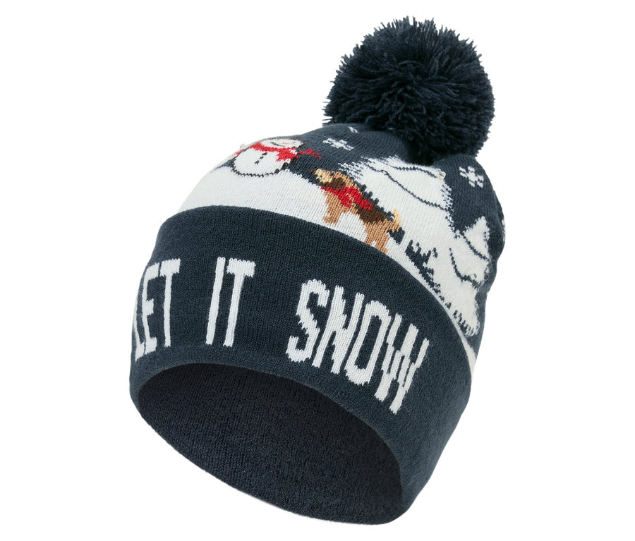 Detail modré pletené čepice s bambulí, nápisem LET IT SNOW a obrázky sněhuláků.