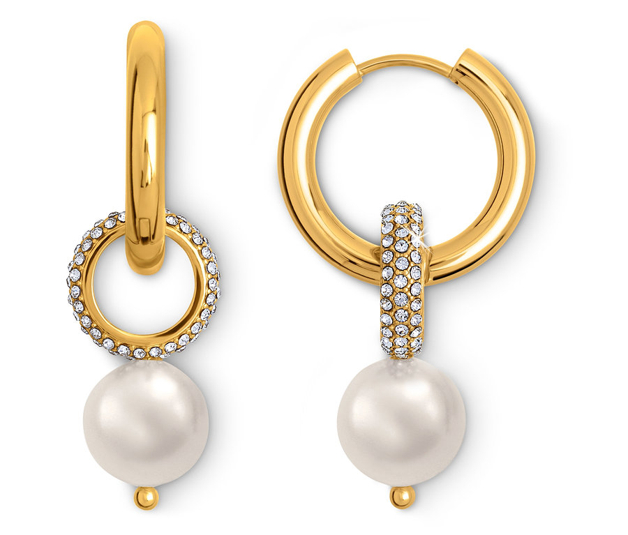 Dva zlaté kruhové náušnice, jedna s kruhovým prvkem zdobeným krystaly a perlou, druhá s krystaly zdobeným válečkem a perlou.