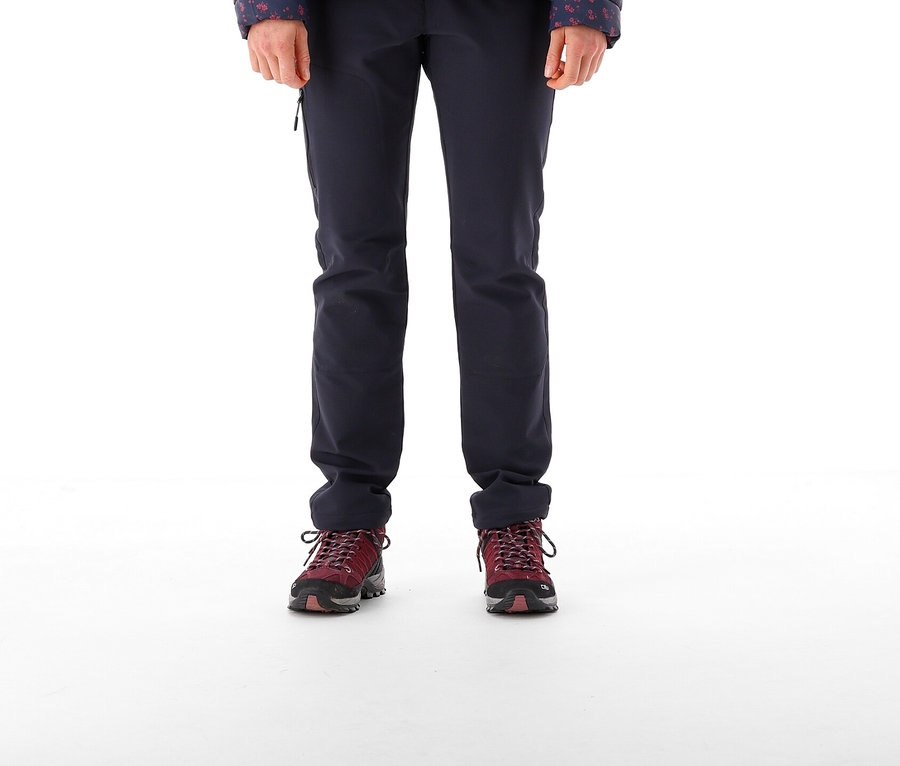 Žena stojí a má na sobě černou čepici, bundu a CMP dámské kalhoty z pružného polyesteru.