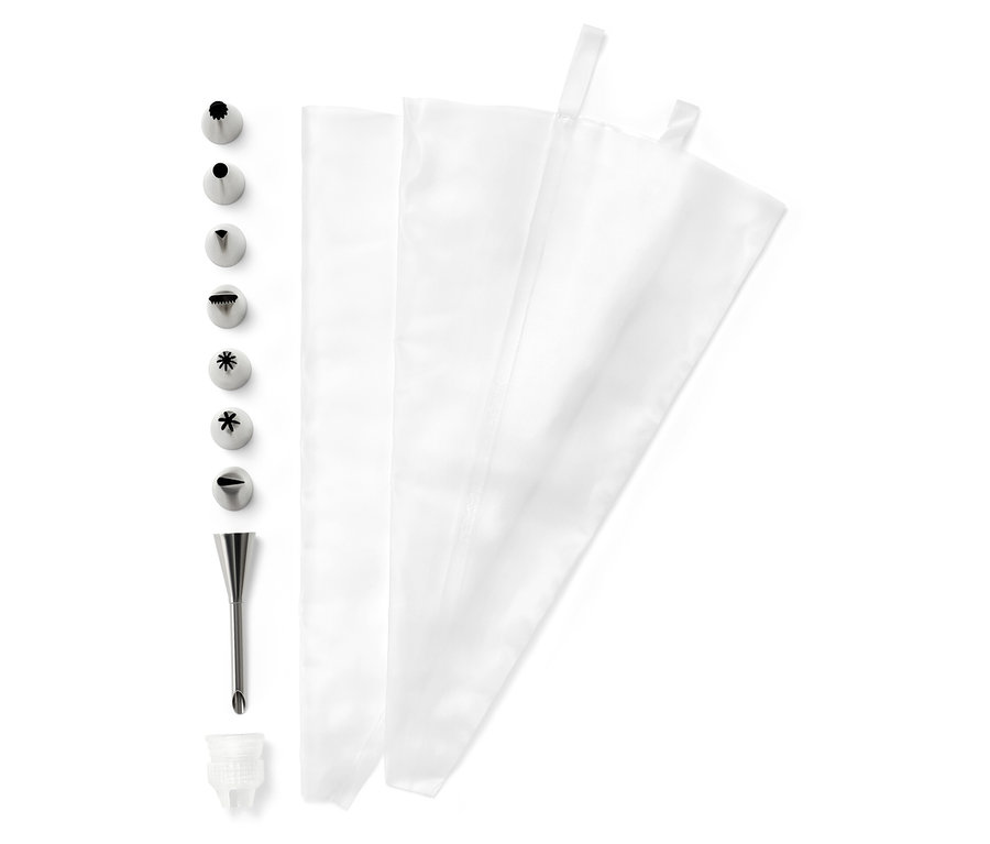 Sada na zdobení dortů s několika kovovými špičkami a sáčky na polevu.