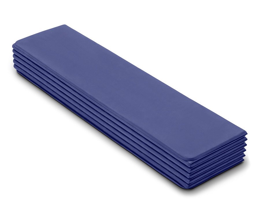 Stoh fialových ubrousků na bílém pozadí.