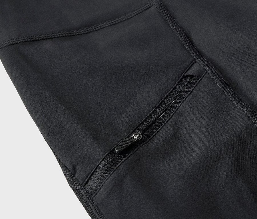 Detail černé trekingové legíny 3/4 s kapsou na zip.