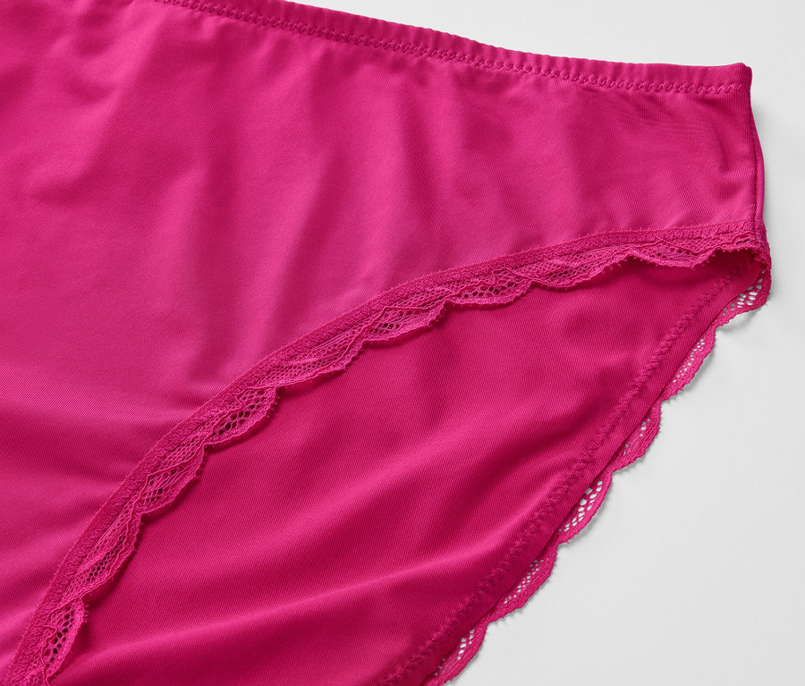 Detail fuchsiových kalhotek s krajkou.