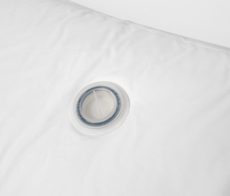 Detail bílého vodního polštáře irisette® s viditelným plnicím ventilem.