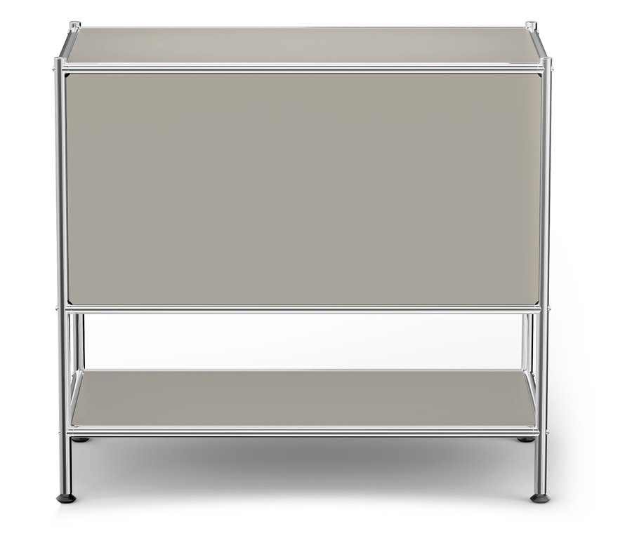 Béžová skříňka se dvěma policemi a chromovaným rámem.