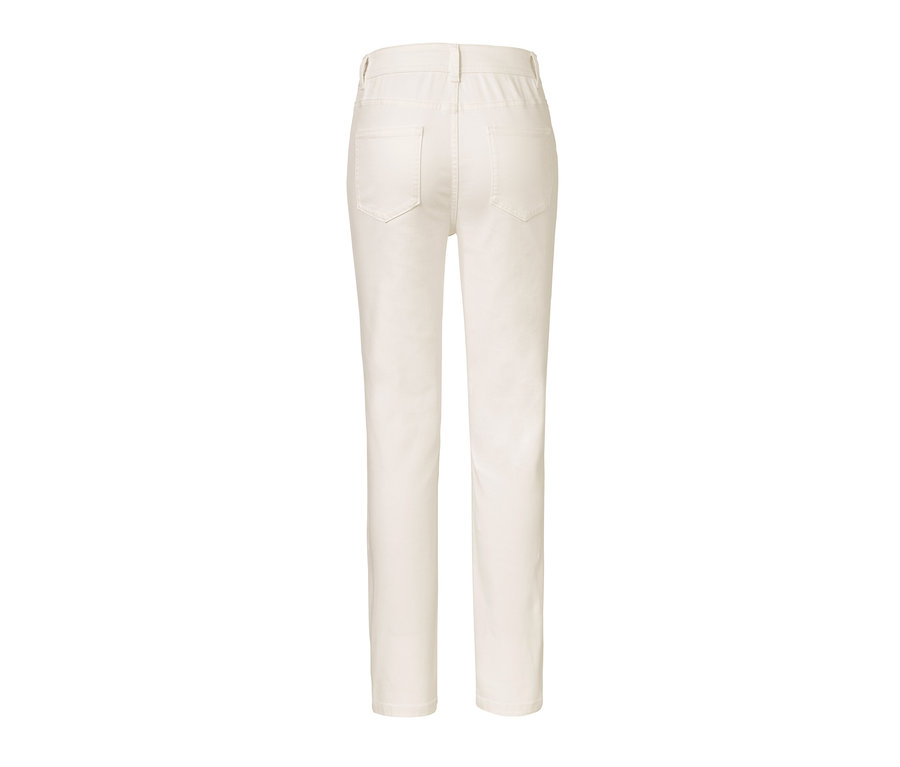 Detail zadní strany krémově bílých džínů slim fit.