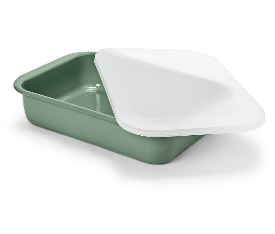 Zelená nádoba s bílým víkem leží na bílém pozadí.