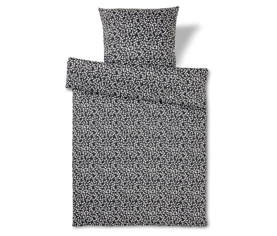 Černobílé povlečení s tečkovaným vzorem.