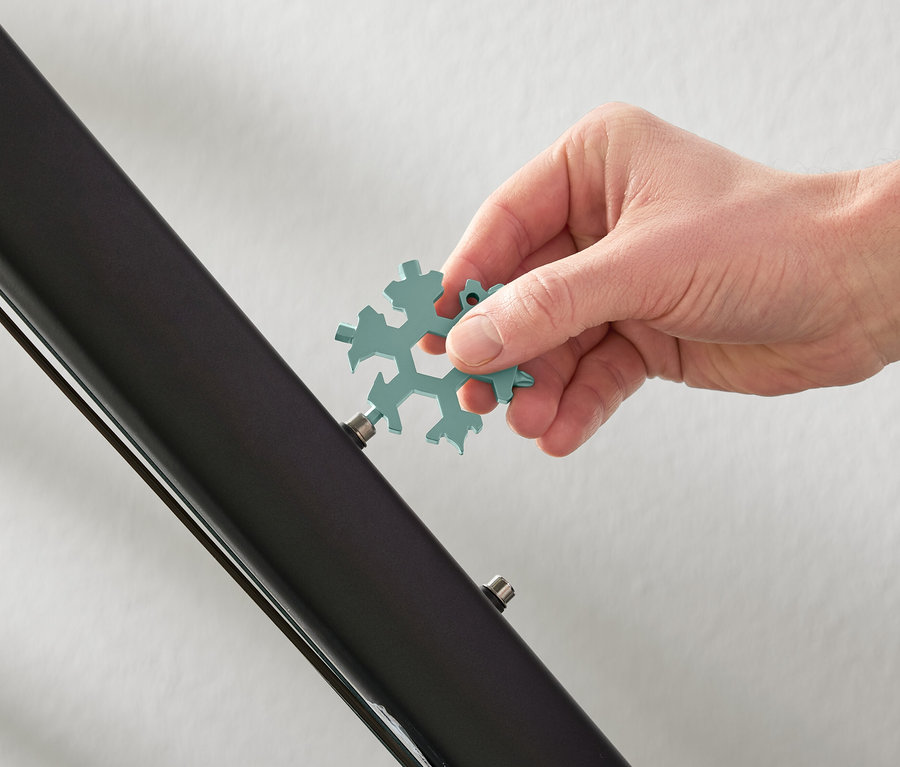 Ruka používá multifunkční klíč.