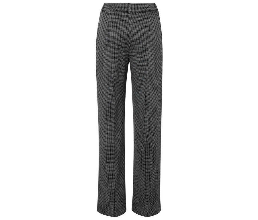 Černé a bílé kostkované kalhoty.