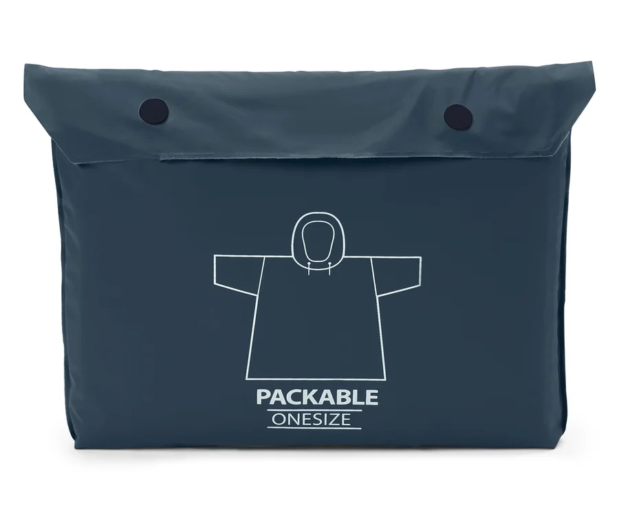 Tmavě modré balení pláštěnky s kapucí, na kterém je bílý obrys pláštěnky a nápis PACKABLE ONESIZE.