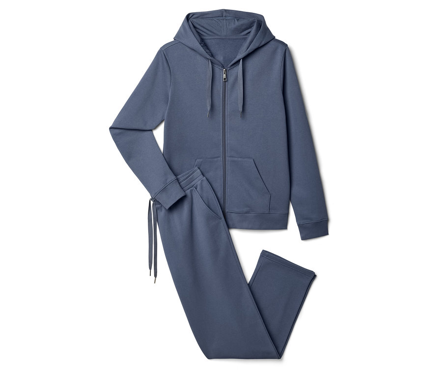 Modrá tepláková souprava sestávající z mikiny s kapucí a tepláků na bílém pozadí.