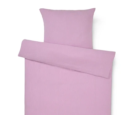 Detailní záběr fialové sady povlečení s povlakem na polštář.
