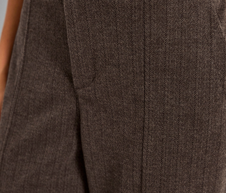 Detailní záběr na hnědé kalhoty s rovnými nohavicemi Street One s knoflíkem.